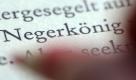 ... dass die DDR schon immer ihre ganz eigene Bezeichnung für den Negerkönig hatte? Dort hieß Pippis Papa schon immer «König der Takatukaner». In allen anderen Büchern war es dagegen alles andere als leicht, aus dem Negerkönig einen Südseekönig zu machen. Denn Astrid Lindgren sei ihr Leben lang gegen eine Änderung ihres Buches gewesen, heißt es beim Hamburger Oetinger Verlag. Mittlerweile gibt es allerdings eine Einigung - auch wenn nach wie vor Bücher mit der alten Bezeichnung durch die Lande schwirren. Schauen Sie doch mal im eigenen Bücherregal... Foto: dpa