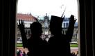 Zwei Schauspieler posieren im Zwinger in Dresden für die Operetten-Premiere Gräfin Mariza am 12. Juni 2010. Aufgeführt wird das oft verfilmte Werk auf der Felsenbühne Rathen in der Sächsischen Schweiz. Die Landesbühnen Sachsen stellten im Dresdner Zwinger die Sommersaison 2010 auf der Felsenbühne Rathen und im Dresdner Zwinger vor. Foto: ddp