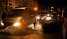 Polizeifahrzeuge fahren in der Nacht zum Freitag in Hamburg an einer brennenden Mülltonne vorbei. In der Nacht steckten Unbekannte ein Polizeifahrzeug in Brand und demolierten ein zweites.  Foto: dpa