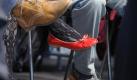 Die roten Schuhe der Kandidatin für den Parteivorsitz, Julia Schramm, waren während des Bundesparteitags der Piratenpartei in der Holstenhalle in Neumünster Blickfang auf dem Podium. Foto: Carsten Rehder Foto: dpa