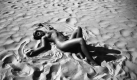 Die Schöne am Strand. Diese Aufnahme von 1983 könnte an der Ostsee bei Hiddensee entstanden sein. Gemacht hat sie Wolfgang Hiob, der eigentlich Wirtschaftswissenschaftler ist und sich seit 1972 intensiv mit der Fotografie beschäftigt. Spezialität: Makroaufnahmen von Pflanzen und Tieren, Landschaft und Sport - und natürlich Akt. Foto: news.de