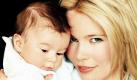 Das deutsche Top-Model Claudia Schiffer mit ihrem seinerzeit viereinhalb Monate alten Sohn Caspar (Archivfoto vom 25.06.2003). Das 33 Jahre alte Model erwartet nach einem britschischen Zeitungsbericht ihr zweites Kind. Der Geburtstermin sei Ende des Jahres, berichtet die «News of the World». Das hätten Schiffer und ihr englischer Mann Matthew Vaughn Freunden erzählt. Dem deutschen Model sei die Schwangerschaft noch nicht anzusehen, so das Blatt. Zur Zeit mache die Familie Urlaub auf Mallorca. Das erste Kind - Sohn Caspar - war im Januar 2003 in London geboren worden. Foto: Andre Rau dpa (ACHTUNG: Abruck bitte mit Urheber-Angabe Andre Rau/Claudia Schiffer) Foto: dpa