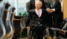 Am 12. Oktober 1990 wurde der CDU-Politiker Wolfgang Schäuble Opfer eines Attentats. Bei einer Wahlkampfveranstaltung schoss ihn ein psychisch  Kranker nieder. Eine Kugel traf das Rückenmark des damaligen Bundesinnenministers.  Schäuble ist seither vom dritten Brustwirbel abwärts gelähmt. Doch der Rückzug aus der Politik kam für den Schwaben nicht in Frage. Schäuble ist derzeit Bundesfinanzminister. Foto: dpa