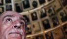 Montenegros Außenminister Milan Rocen besucht am Montag die Halle der Namen in der Yad-Vashem-Gedenkstätte in Jerusalem. In der Halle werden die Namen der jüdischen Holocaust-Opfer gesammelt, um an sie zu erinnern. Foto: ap