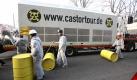 Atomkraftgegner protestieren in Hamburg mit einer Attrappe eines Castor-Behaelters gegen den bevorstehenden Atommülltransport nach Gorleben. Auf einem Tieflader wurde die Attrappe in Originalgröße durch die Hamburger Innenstadt transportiert. Foto: dapd
