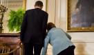 Hoppla! Kanzlerin Merkel stolpert beim Gang mit Präsident Obama zur Pressekonferenz. Die Regierungschefin wurde mit der höchsten zivilen Auszeichnung der USA geehrt, der Freiheitsmedaille.  Foto: dpa
