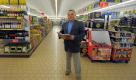 Heinz Weipert, Preisermittler des Statistischen Landesamtes, posiert am Dienstag (09.08.11) in Erfurt in einer Filiale des Discounters Lidl und haelt Unterlagen zur Aufnahme von Warenpreisen in den Haenden. Heinz Weipert ist als 'Preisscout' fuer das Statistische Landesamt unterwegs, um in der ganzen Stadt akribisch aktuelle Produktpreise zu sammeln. Rund 50 freie Mitarbeiter des Statistischen Landesamts Thueringen (TLS) sind derzeit im Freistaat als Preisermittler taetig. Jeden Monat schwaermen sie aus, um bei rund 750 Produkten die Preisentwicklung zu dokumentieren. (zu dapd-Text)
Foto: Candy Welz/dapd Foto: dapd