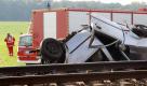 Die Reste eines von einem Regionalexpress erfassten Autos liegen am Dienstag (20.09.11) in Bad Lausick im Ortsteil Lauterbach an einem Bahndamm. Bei dem Zugunglueck sind sieben Menschen schwer verletzt worden. Die genaue Zahl der Verletzten ist noch unklar, wie die Deutsche Bahn mitteilte. Das Unglueck ereignete sich am Mittag an einem Bahnuebergang. Nach Angaben der Polizei hatte ein Autofahrer ein vor ihm haltendes Fahrzeug auf die Schienen geschoben. Auf diesen Wagen sei der Regionalzug geprallt. Berichte, wonach es auch einen Toten gegeben haben soll, konnte die Polizei nicht bestaetigen. (zu dapd-Text)
Foto: Sebastian Willnow/dapd Foto: dapd