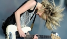 RockNRoll Queen: The Subways klingen live viel rockiger als auf CD und gebrden sich auch so. Hier: Charlotte Cooper, Sngerin und Bassistin der britischen Band. Foto: ddp