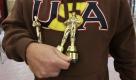 Einmal den Oscar in Händen halten - und dann gleich zwei Exemplare. Aber das hier sind leider keine Originale, die ein Tourist vor dem Kodak Theatre in Los Angeles präsentiert. Der US-Academy-Award wird am Sonntag verliehen. Foto: ap