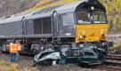 Mitarbeiter der Deutschen Bahn (DB) stehen bei Kobern-Gondorf (Rheinland-Pfalz) nach einer Kollision eines Gueterzuges mit einem Pkw an der Unfallstelle im Gleisbett. Die Zugstrecke war zeitweise komplett gesperrt. Der Pkw sei von der parallel verlaufenden Bundesstrasse abgekommen, eine Boeschung hinauf gefahren, und auf den Gleisen zum Stehen gekommen. Vom Fahrer des Pkw fehlt bisher jede Spur. Foto: dapd