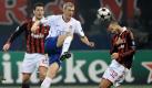 Ex-Manchester-Profi David Beckham vom AC Mailand (r.) duckt sich vor einem Schuss von Darren Fletcher (M.). Foto: dpa