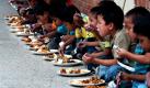 Kinder sitzen vor dem Maiti Nepal, einem Kinderkrankenhaus für HIV-infizierte Kinder und Frauen in Kathmandu, und essen ihr Mittag. Foto: ap
