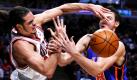 Chicago-Bulls-Spieler Joakim Noah (links) kämpft mit Danilo Gallinari von den New York Knicks um den Ball. Chicago hat New York mit 98:89 besiegt. Foto: ap