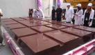 GRÖSSTER SCHOKOLADENRIEGEL 
Am 10. September 2010 enthüllte die Grand Candy Company im armenischen Eriwan einen 4.410 kg schweren Schokoladenriegel – daraus hätte man einen massiven Würfel mit 1,5 m Seitenlänge machen können!  Foto: Guinness World Records Buch 2012