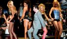 Der amerikanische Comedian Paul Reubens (Pee Wee Herman) tanzt beim Buffalo Chip Campground Wettbewerb (einer Miss-Wahl in Buffalo) seinen Tequila Dance. Die umstehenden Damen freut es. Foto: ap