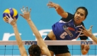 Thailand's Onuma Sittirak, right, spikes the ball against Italy's Jenny Barazza during their women's volleyball match of the World Grand Champions Cup 2009 in Tokyo, Japan, Tuesday, Nov. 10, 2009. Italy won 27-25, 25-22, 25-22. (AP Photo/Shizuo Kambayashi) Foto: ap