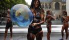 Französische Greepeace-Aktivistinnen haben sich in Paris mit Schokolade eingerieben, um gegen Frankreichs Abhängigkeit vom Öl zu demonstrieren. Greenpeace prangert die Tiefseebohrungen an, die kürzlich vor der Küste der USA die größte Ölkatastrophe der amerikanischen Geschichte ausgelöst hatten. Foto: ap