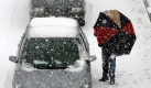 Im Falle eines  Staus oder eventueller Pannen sollten Wolldecken, Mtzen und Handschuhe an Bord eines jeden Winterurlaubsautos sein. Denn ist der Motor aus, fllt die Temperatur im Fahrzeuginnern rapide. Um sich im Dunkeln zurechtzufinden, sind Taschenlampe samt frischer Ersatzbatterien unbedingt zu empfehlen. Foto: dpa