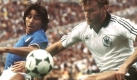 *Ausschnitt von:

Das Archivbild vom 11.07.1982 zeigt den deutschen Abwehrspieler Hans-Peter Briegel (r) und den italienischen Stürmer Bruno Conti (M), die sich einen Zweikampf um den Ball im Santiago-Bernabeu-Stadion von Madrid liefern. Briegels Teamgefährte Manfred Kaltz (l) beobachtet die Aktion. Das Fußball-Weltmeisterschaftsfinale Deutschland - Italien gewannen die Italiener mit 3:1. dpa (zu dpa-Korr. 'Von Bern bis Rom: Elf Tore, drei Titel' am 27.06.2002) Foto: dpa