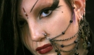 Auch Gruftis leben nicht nur Weltuntergangsstimmung, sondern auch ihre extravagante Mode. Dena aus Hanau ist zur Spirit of Fashion gekommen, um sich neue Trends abzugucken.  Foto: dpa