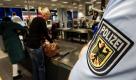 Ein Beamter in der Uniform der Bundespolizei überwacht die Sicherheitskontrollen im Flughafen Leipzig/Halle. Nach den vor Kurzem bekannt gewordenen Sicherheitslücken im internationalen Luftverkehr wurde vor allem auf den großen Flughäfen die Kontrolle der Fluggäste und ihrer Gepäckstücke verschärft. Foto: dpa