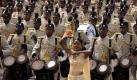 Eine Tänzerin schmückt die Parade der uniformierten Männer zum 64. Unabhängigkeitstag in Sri Lanka. Foto: M.A. Pushpa Kumara Foto: dpa