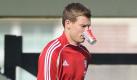 Ist das etwa eine neue Trainingsmethode? Holger Badstuber geht gekonnt mit Becher am Mund einen Abhang hinunter. Foto: dapd
