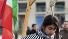 Teilnehmer und Anhänger des Nationalen Widerstandsrates Iran (NWRI) protestieren in Berlin auf einer Demonstration unter dem Motto Solidarität mit dem Aufstand im Iran gegen die Gewalttaten des iranischen Regimes und die Unterdrückung der Bürgerproteste im Iran.
 Foto: ddp