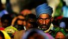 Eine Versammlung von Daliten, der Ureinwohner Indiens und auch diejenigen, die im Kastensystem die unterste Stufe einnehmen, hören einem Redner in Neu Delhi zu. Foto: ap