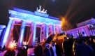 Das Brandenburger Tor wird vor dem 20-minütigem Auftritt der irischen Rockband U2 auf dem Pariser Platz in Berlin bunt angestrahlt. Anlässlich der MTV Europe Music Awards 2009 gibt die Band ein Gratiskonzert vor dem Brandenburger Tor. Foto: dpa