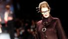 Mit einem verschmitzten Lächeln präsentiert dieses Model eine bürotaugliche Kreation der Designerin Elena Miro auf einer Fashionshow in Mailand. Foto: ap