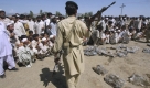 Von einem bewaffneten Aufpasser wird diese Lebensmittelausgabe in Pakistan überwacht. Die Menschen in der Nähe von Kandaro mussten wegen einer Militäroperation gegen Taliban fliehen und haben nun Angst, in ihre Dörfer zurückzukehren. Foto: ap