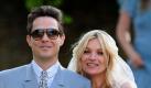 Kate Moss und Jamie Hince nach ihrer kirchlichen Trauung in der St. Peter's Church in Southrop. Foto: dpa