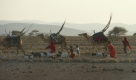 Auf der Suche nach der nächsten Wasserstelle: Nomadentochter Waris (Soraya Omar-Scego) zieht mit ihrer Familie durch die Wüste Somalias. Foto: Majestic Film Verleih/Walter Wehner