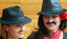 Mitglieder des Europäischen Parlaments in Straßburg, Franziska Brantner aus Deutschland (links) und Marisa Matias aus Portugal, haben sich in Vorbereitung auf eine Sitzung als Männer verkleidet. Anlässlich des Internationalen Frauentags wollen die weiblichen Abgeordneten für die gleiche Bezahlung beider Geschlechter werben. Foto: dapd