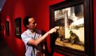 Museumskurator Gero Seelig präsentiert im Staatlichen Museum Schwerin das Gemälde Die Torwache von Carel Fabritius. Das Museum ist europaweit bekannt für seine exquisite Sammlung niederländischer Malerei aus dem 17. Jahrhundert, dem Goldenen Zeitalter. In der Ausstellung Scheinbar vertraut  Die holländische Genremalerei in Schwerin zeigt das Museum ab Donnerstag 80 Bilder aus dieser Sammlung. Foto: dpa