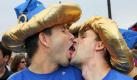 Auch wenn in Deutschland, wie hier in Rostock, der Christopher Street Day gefeiert wird, ist die Tolerenz gegenüber Homosexuellen selbst in Großstädten nicht so groß wie die Politik oft behauptet. Foto: dpa