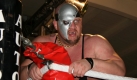 Nach neun Runden steht der Sieger fest: Thunder hat seinem Spitznamen Monster from the Midlands alle Ehre gemacht und seinen Gegner in die Knie gezwungen. Er bleibt Weltmeister im Schwergewicht der European Wrestling Promotion. Foto: news.de
