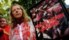 Demonstranten protestieren gegen die Delphinjagd vor der japanischen Botschaft in London. Der Dokumentarfilm Die Bucht zeigt die geheime Jagd auf Delphine in Japan. Der Film ist ab dem 22. Oktober im Kino zu sehen. Foto: dpa