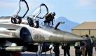Ein Pilot der französischen Armee steigt auf dem Flughafen Solenzara am Mittelmeer nach einem Einsatz in Libyen aus einem Mirage Kampfjet 200 aus. Etwa 15 Flugzeuge hat Frankreich in den Osten Libyens gesendet, um Gaddafis Truppen zu bekämpfen. Zivile Opfer seien bisher nicht zu beklagen, so der Militärsprecher Thierry Burkhard. Foto: dapd