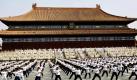 Tausende Menschen sind am Morgen zum gemeinsamen Frühsport in der Verbotenen Stadt in Peking angetreten. Die Massenveranstaltung soll die Chinesen anregen, jeden Morgen mit einem kleinen Workout zu beginnen und so gesünder zu leben. Foto: ap