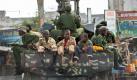 Eine Patrouille der somalischen Übergangsregierung am Donnerstag (11.01.2007) in Mogadischu, auch jugendliche Kämpfer sind mit dabei. Internationale Hilfsorganisationen haben die bewaffneten Einheiten der somalischen Übergangsregierung dazu aufgerufen, von ihnen rekrutierte Kindersoldaten zu entlassen. Ein entsprechender Appell wurde am Freitag (12.01.2007) vom UN-Kinderhilfswerk Unicef und der Organisation «Save the Children» in Genf veröffentlicht.Zahlreiche Augenzeugenberichte belegten die aktive Beteiligung von Kindern und Jugendlichen an den jüngsten Kämpfen in Somalia.
Urheber Unicef
  Foto: dpa/Unicef