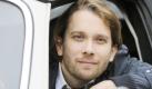 Der Schauspieler Christian Ulmen sitzt am Mittwoch (03.12.2008) in Krefeld bei den Dreharbeiten zum Kinofilm 'Maria, ihm schmeckt?s nicht!' in einem Auto. In der Komödie hat Jan (Christian Ulmen) mit einigen Schwierigkeiten zu kämpfen, als er seine Freundin, die Halbitalienerin Sara (Mina Tander), heiraten möchte. Jan hat nämlich die Rechnung ohne seinen zukünftigen Schwiegervater gemacht. Dieser will, dass in der alten Heimat geehelicht wird, und man reist ins süditalienische Campobello, um mit dem Rest der Verwandtschaft die Hochzeit vorzubereiten. So beginnt für Jan ein turbulentes italienisches Abenteuer voller nervenaufreibender Verstrickungen und viel Humor. Der Film kommt im Spätsommer 2009 in die Kinos. Foto: Jörg Carstensen dpa/lnw +++(c) dpa - Bildfunk+++  Foto: dpa