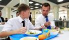 Am ersten Schultag in Russland besuchte der Staatspräsident Dmitrij Medwedew eine Schule in Stavropol, Südrussland und aß bürgernah mit den Schülern im Speisesaal. Auch Medwedew weiß sich zu inszenieren, und der junge Schüler wird wohl noch lang von seinem Mittagessen mit dem Präsidenten erzählen. Foto: dpa