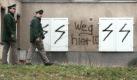 Polizeibeamte suchen am Sonntag (25.02.2007) auf dem Gelände des jüdischen Kindergartens Gan Israel nach Spuren. Unbekannte hatten die jüdische Kindertagesstätte in Berlin-Charlottenburg mit antisemitischen Symbolen beschmiert und einen Rauchkörper in das Gebäude geworfen. Wie Polizeisprecher Schodrowski sagte, durchsuchte ein Entschärferteam den Gegenstand. Der Rauchkörper hätte brennen können. Er habe aber keinen Schaden angerichtet, sagte er. Foto: dpa
