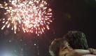 Ein kleiner Junge beobachtet in Neu Delhi in Indien während des 
Shri Ram Lila Festes auf dem Arm seines Vaters das Feuerwerk. Mit der Verbrennung und dem Feuerwerk endet eine zehntägige Festzeit, mit der der Sieg des Gottes Rama über den Dämonenkönig Ravana sowie seiner Gesellen gefeiert wird. Foto: dpa