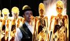 Der Leichenpräparator Gunther von Hagens steht im Schauraum des Plastinariums in Guben zwischen Scheibenplastinaten. Nach 15-monatiger Schließzeit und einem aufwendigen Umbau soll der Backsteinbau nun wieder seine Pforten öffnen. Foto: ddp