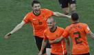 Schließlich erlöste Wesley Sneijder den Titel-Mitfavoriten per sehenswertem Fernschuss; Mark van Bommel (links) jubelt mit. Japans Keeper Eiji Kawashima half tatkräftig mit, weil er den Ball nicht wegfaustete, sondern einfach ins Tor abklatschte. Foto: ap