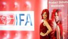 Die diesjährige Miss IFA wirbt in Berlin für die Internationalen Funkausstellung 2010 (IFA), die in vier Wochen wieder Innovationen für Technik-Liebhaber präsentieren wird. Die IFA findet vom 3. bis zum 8. September 2010 zum 50. Mal in Berlin statt. Das Rahmenprogramm bietet ein Konzert der Kooks und einen Auftritt von Scooter. Foto: ddp
